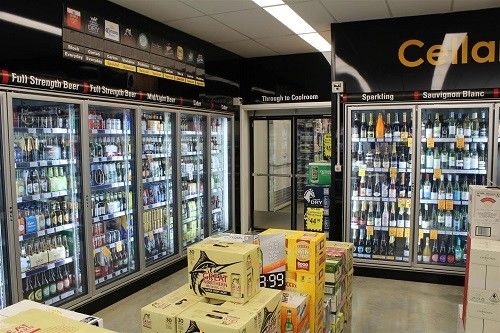 Passeggiata di vetro dell'esposizione della porta del supermercato nelle stazioni di servizio più fresche del negozio di alimentari della drogheria