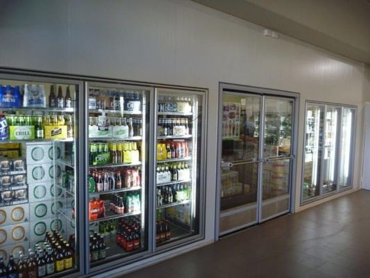 Passeggiata di vetro della porta della caverna della birra nella passeggiata commerciale del dispositivo di raffreddamento in congelatore di frigorifero