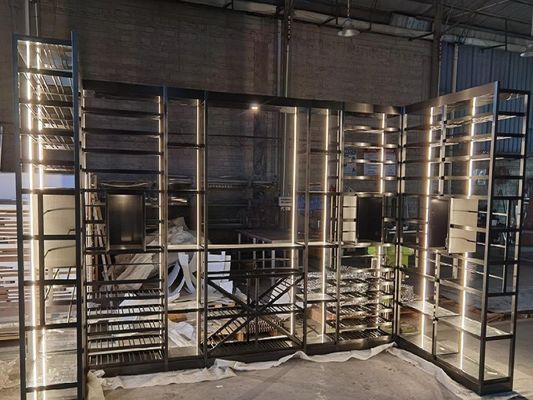 Il vino del metallo degli scaffali della cantina tormenta l'acciaio inossidabile