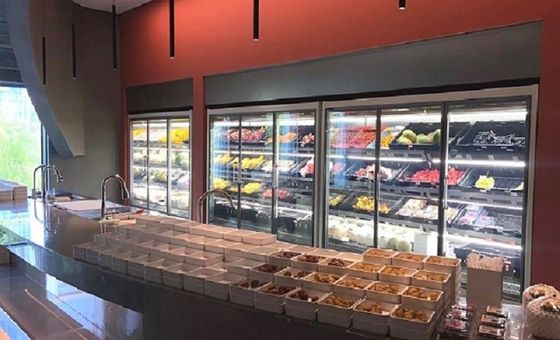 Porte di vetro del dispositivo di raffreddamento commerciale dritto del supermercato 4/5 di tipo a distanza della porta