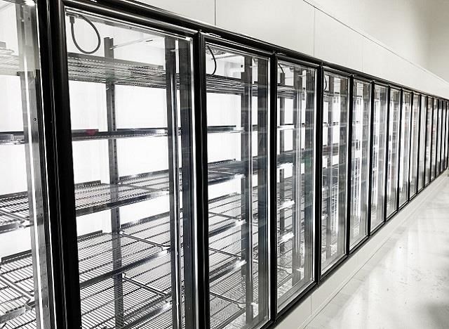 La porta di vetro del congelatore medio della temperatura per la passeggiata in caverna della birra del dispositivo di raffreddamento ha refrigerato la cella frigorifera dell'esposizione